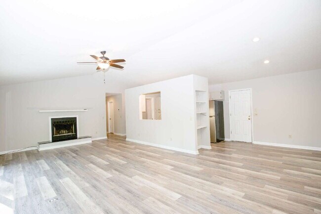 Building Photo - 50 Surry Cir N