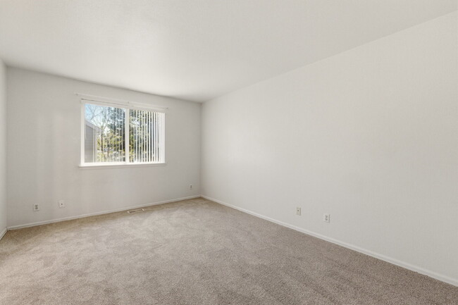 Building Photo - Very Nice 2 Bedroom, 2 1/2 Bath Townhome in Quail Run! Community Pool & Tennis Courts! Minutes To...