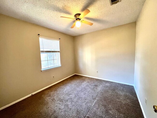 Building Photo - Charming home in Blue Pine Village!