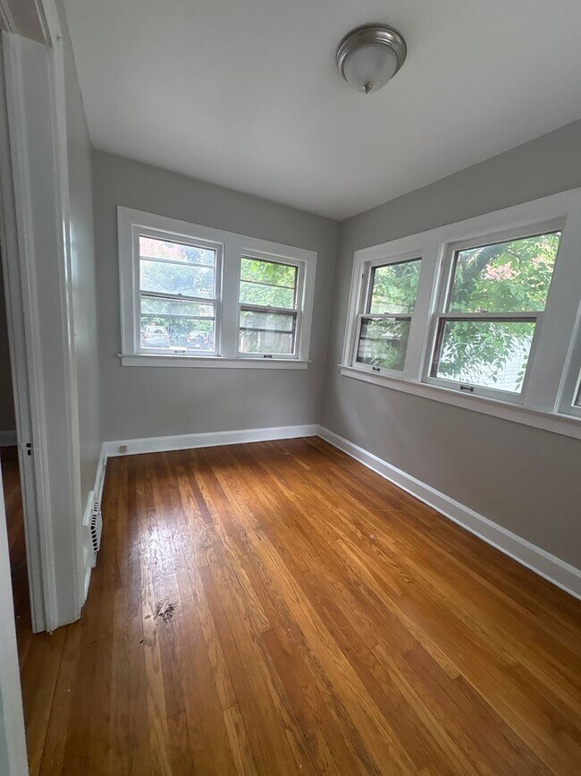Building Photo - Edgewood2179