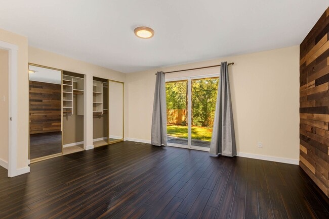 Building Photo - Newly remodeled Woodinville Rambler Beauty!!