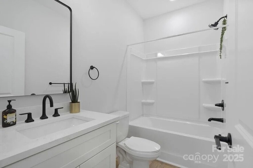 Building Photo - 3127 Columbus Cir