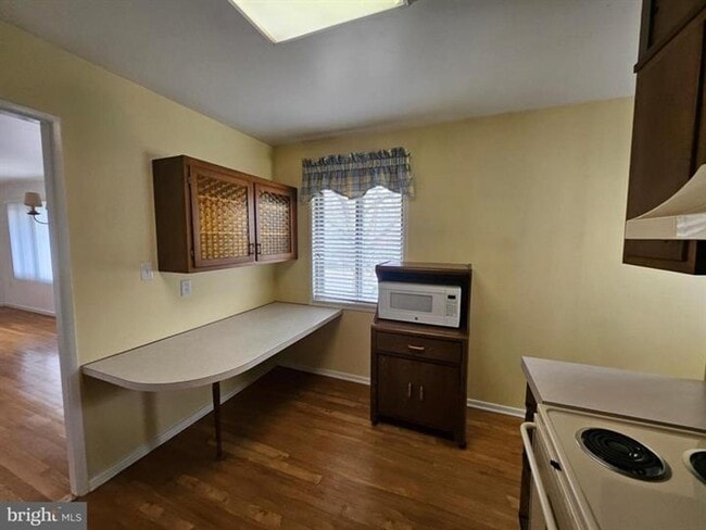 Building Photo - Detached ranch style house