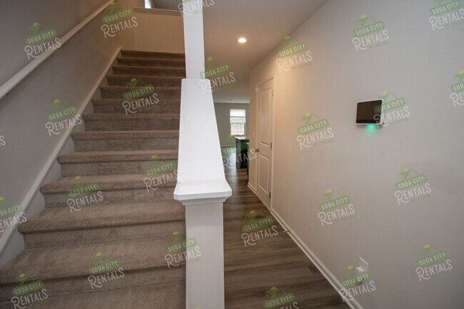 Building Photo - Modern 4 Bedroom Home ~ Minutes to Fort Jackson ~ Available May 2026!