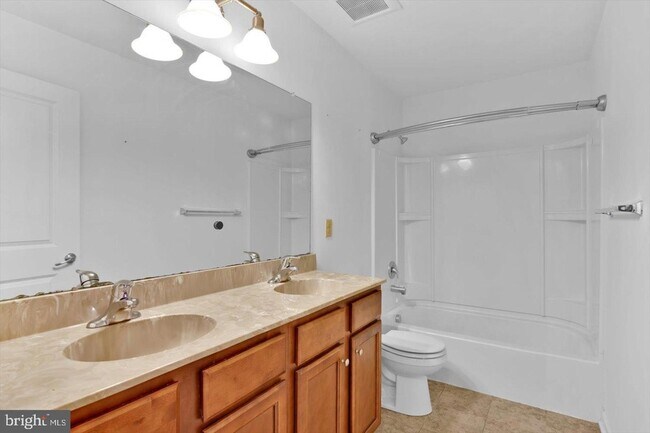 Building Photo - 7 Rowand Way E