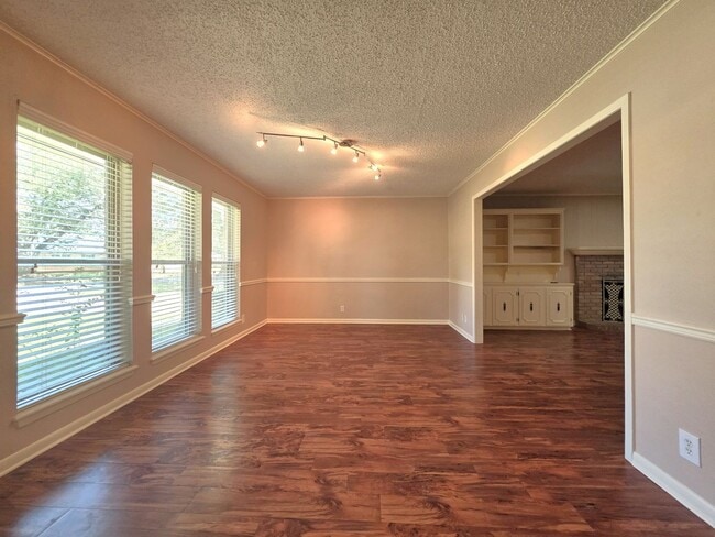 Building Photo - 1404 Woodbridge Dr