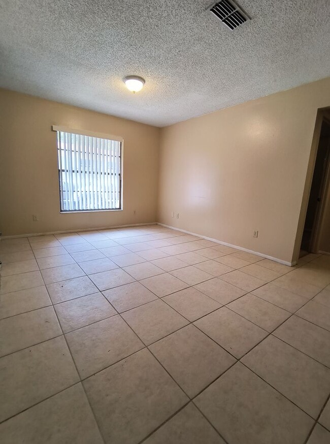 Building Photo - Spacious 3-Bedroom  2 Bathroom Apartment for Rent!