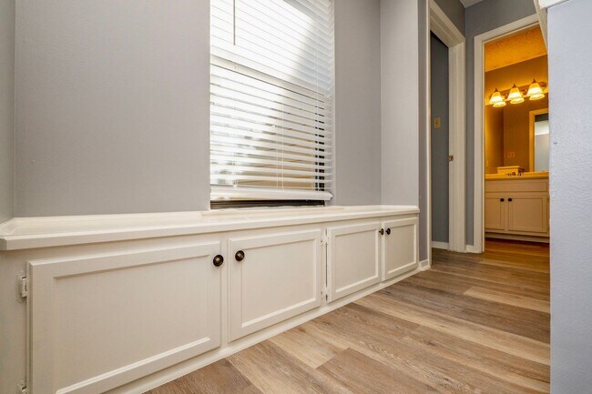 Building Photo - Fully Remodeled Townhome with Loft and Prime Location!