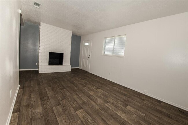 Building Photo - 1600 Parker Ln