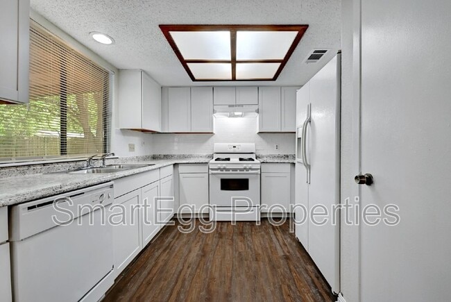 Building Photo - 1612 Broadmoor Dr