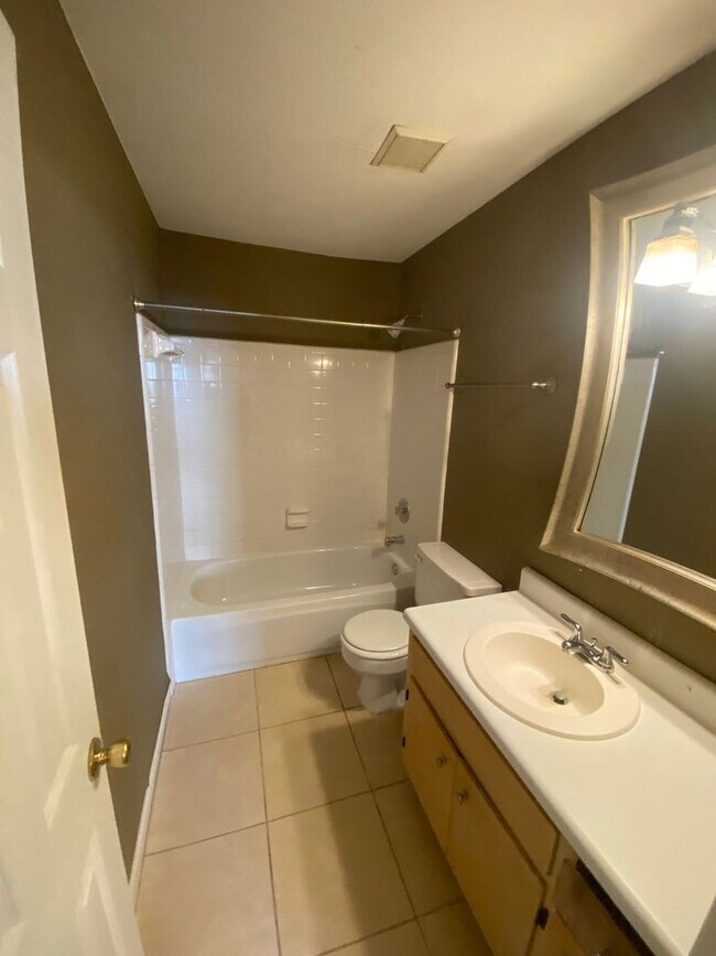 Building Photo - N.W. 2/2 Townhome off Mission Rd. near Fred George