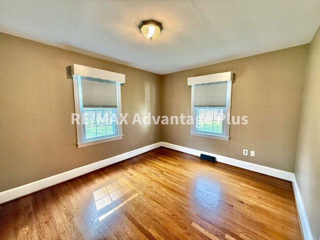 Building Photo - Very Spacious Home with 2 beds/2 baths and a bonus room, close to Charlotte Courthouse