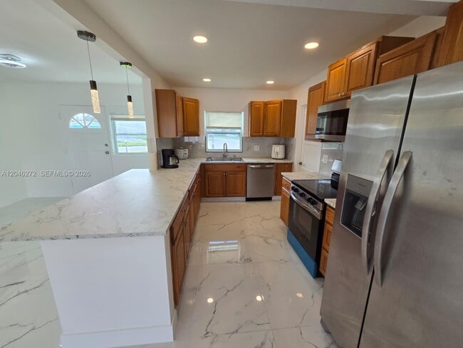 Building Photo - 305 SE Airoso Blvd
