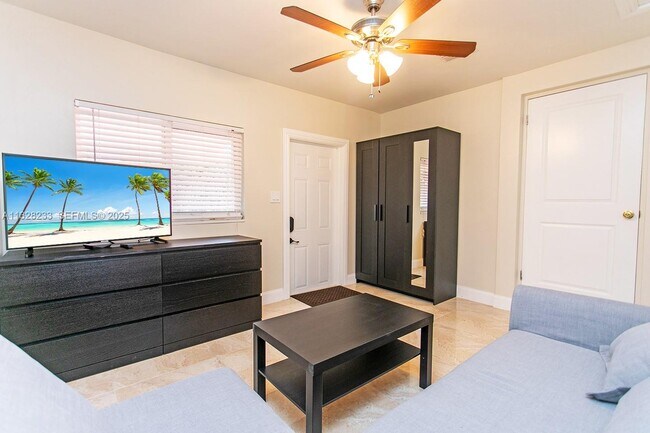 Building Photo - 809 S 17th Ave