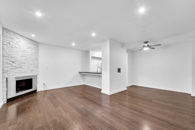Building Photo - Beautifully Remodeled 1 Bed / 1 Bath with In-Unit Laundry + 3 Parking Spaces