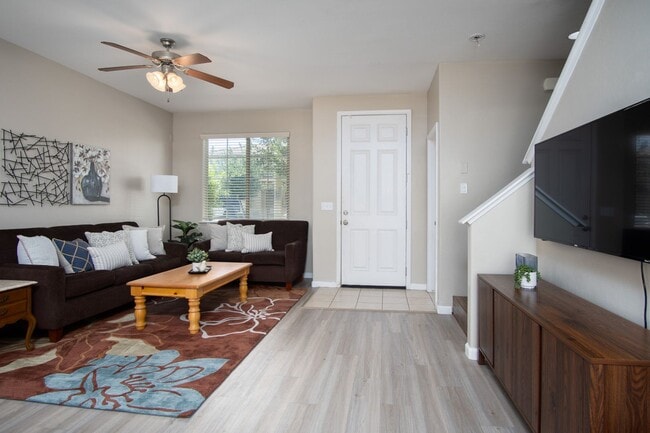 Building Photo - Full Furnished Short or Long-term rental i...