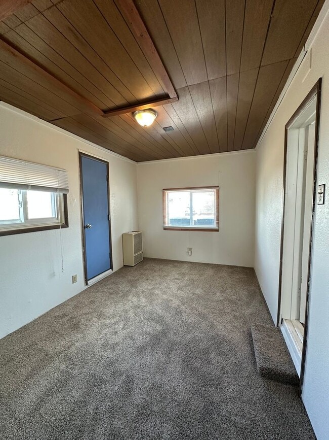 Building Photo - 2 BEDROOM, 1 BATHROOM SINGLE FAMILY HOME