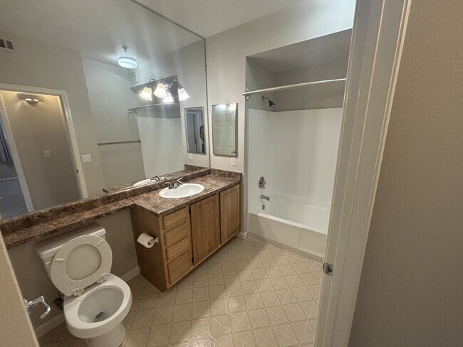 Building Photo - 2 BED 2 BATH CONDO IN GATED COMMUNITY WITH CLUBHOUSE AMENITIES