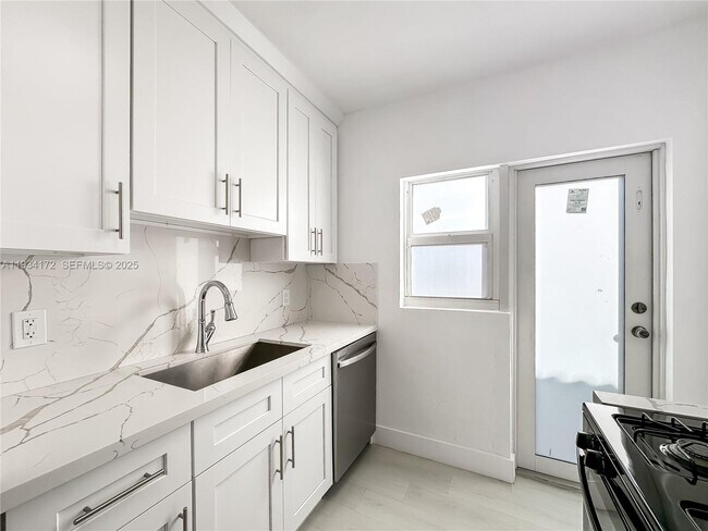 Building Photo - 955 Bay Dr