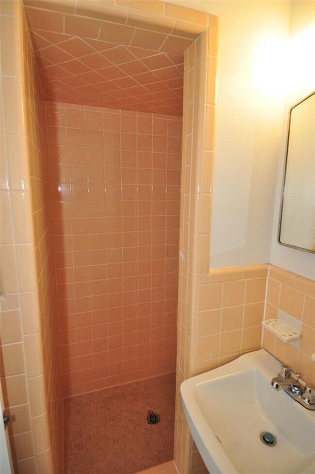 Building Photo - All appliances included! Great Location!