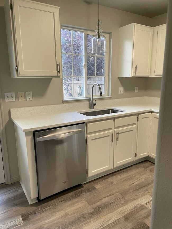 Building Photo - CHARMING HAMLET TOWNHOME