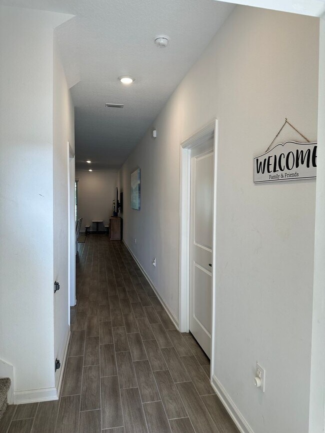 Building Photo - Spacious 4 bedroom 2.5 Bath, Fully Furnish...