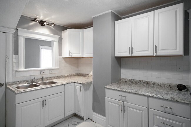 Building Photo - Charming 2 Bed, 1 Bath Rental Home in Kans...
