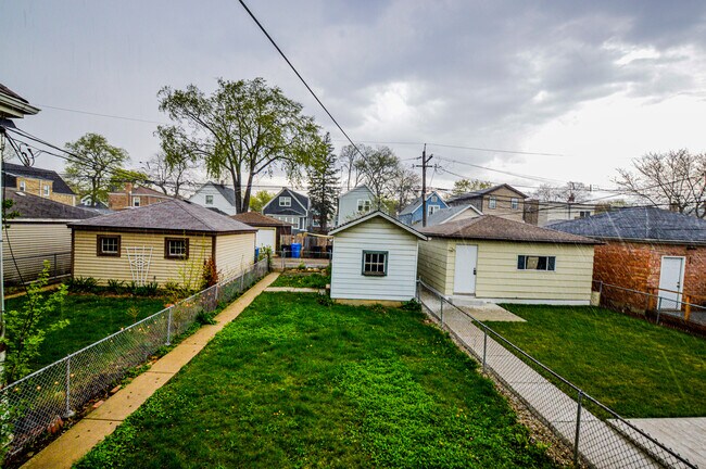 Building Photo - 3432 N Avers Ave