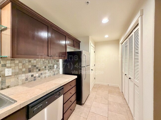 Building Photo - 657 NE Garswood Ln