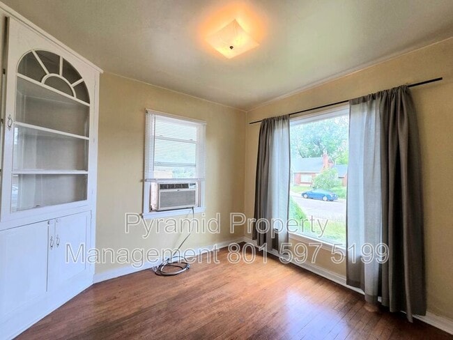 Building Photo - 825-827 E 620 N