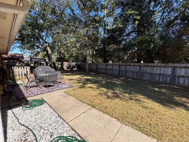 Building Photo - FOR RENT