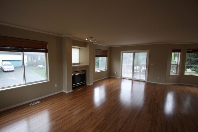 Building Photo - Beautiful Home in East Anchorage with a La...