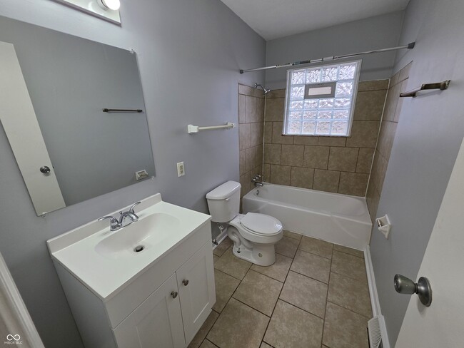 Building Photo - 86 S 6th Ave