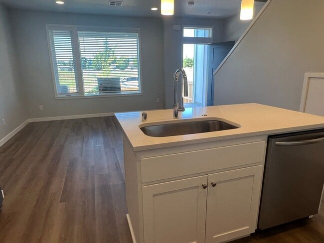 Building Photo - Beautiful, Newer Townhome!  Walking distance to many amenities.
