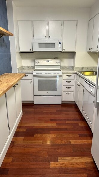 Building Photo - 460 S Marion Pky
