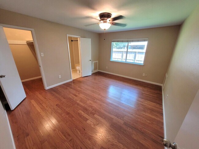Building Photo - 22 W Broken Oak Ct