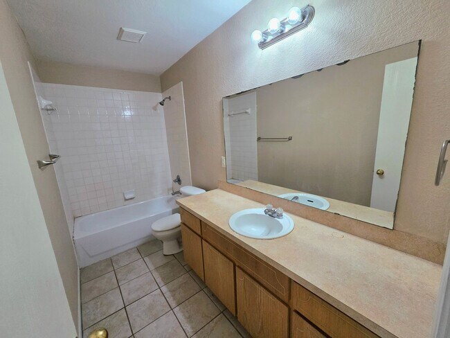 Building Photo - AVAILABLE NOW!!