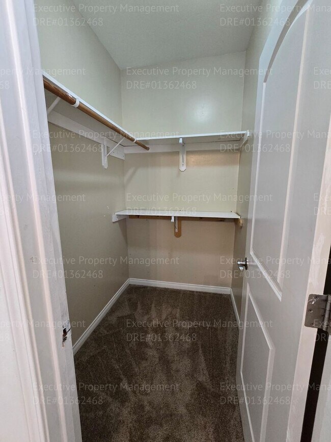 Building Photo - 3 bedroom/ 2.5 bathroom 2 story home.