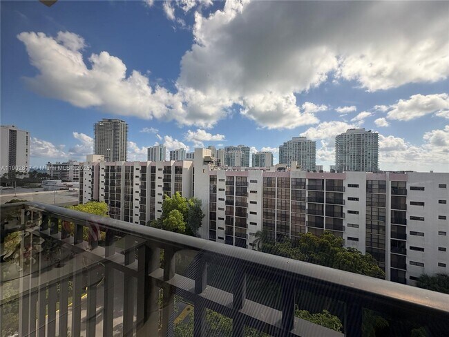 Building Photo - 17021 N Bay Rd