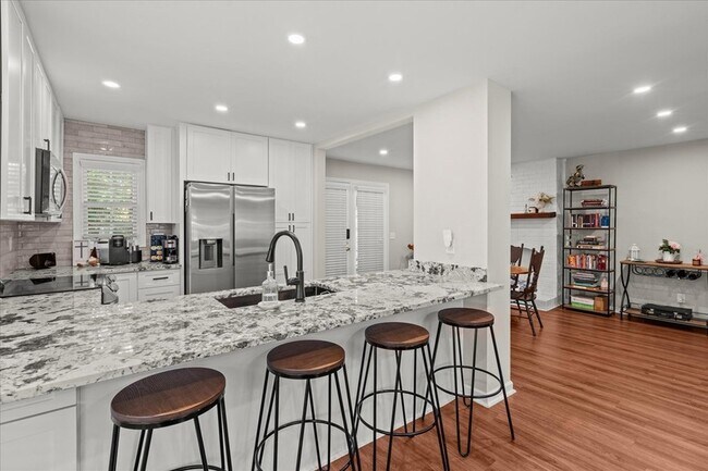 Building Photo - 541 N White St