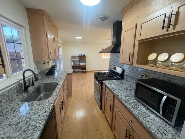 Building Photo - SAN JOSE - Beautifully Maintained 2/1 Sing...