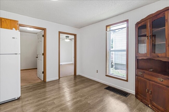 Building Photo - short term lease available