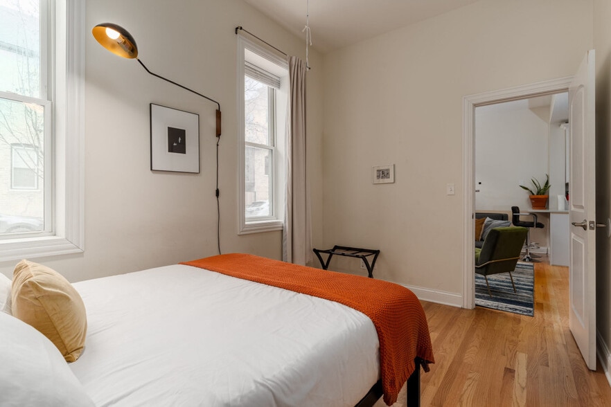 Building Photo - 846 N Hermitage Ave