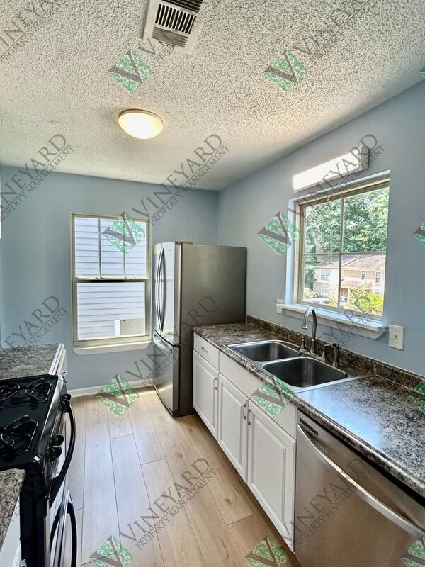Building Photo - 1014 Falling Water Dr