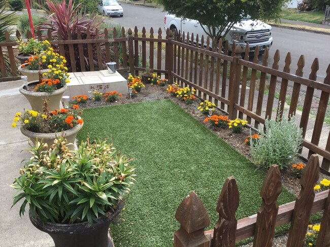 Building Photo - MODERN CONVENIANCES