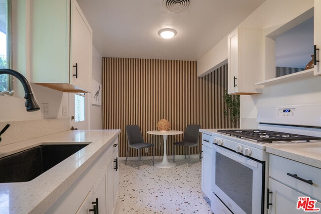 Building Photo - 459 E Avenida Olancha