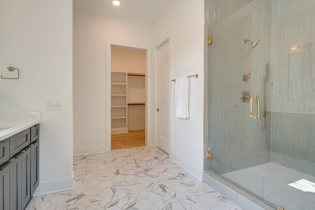 Building Photo - LIKE NEW - Beautiful 4 or 5 BR in Lockelan...