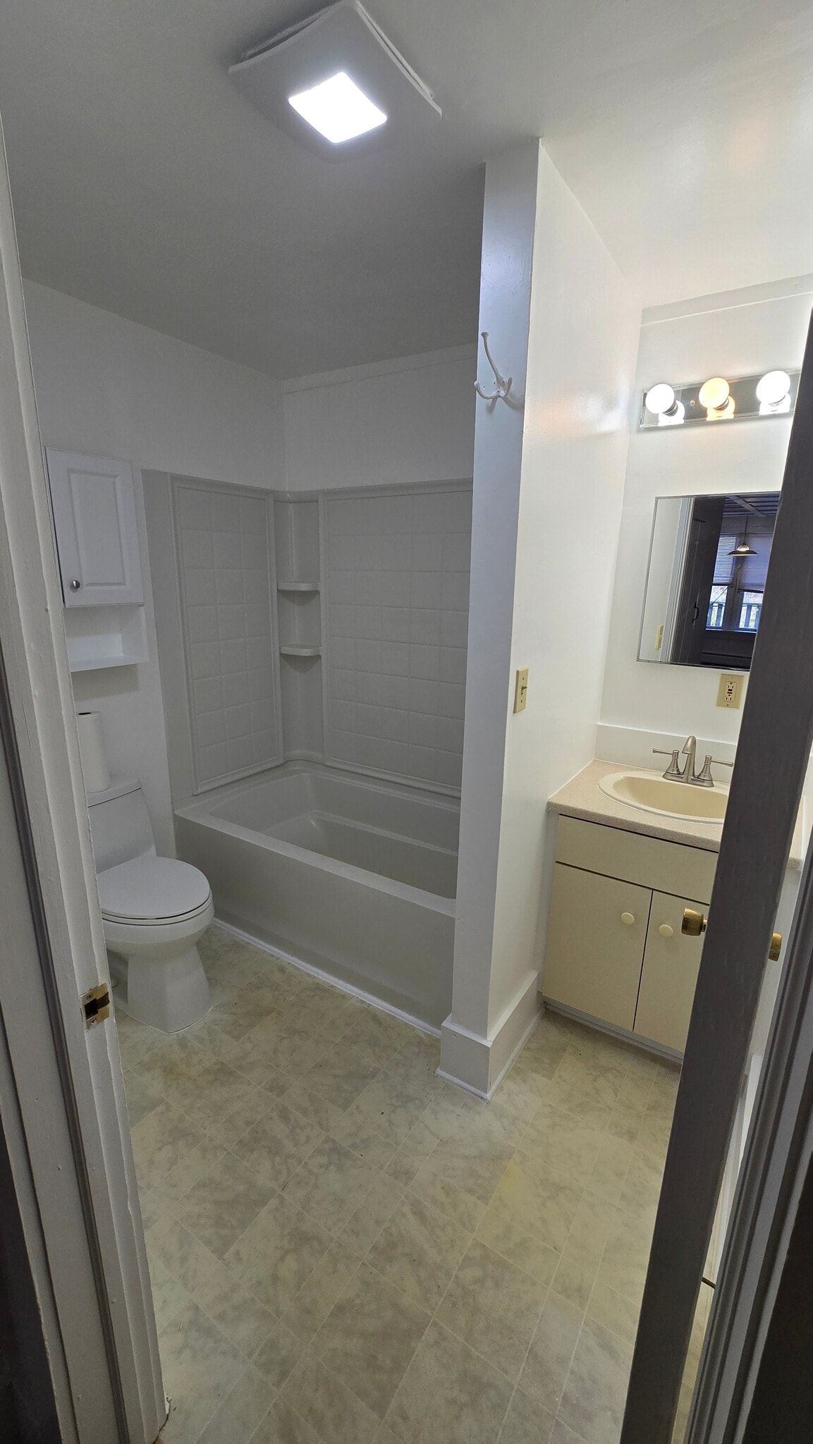 Building Photo - 10 King Ln