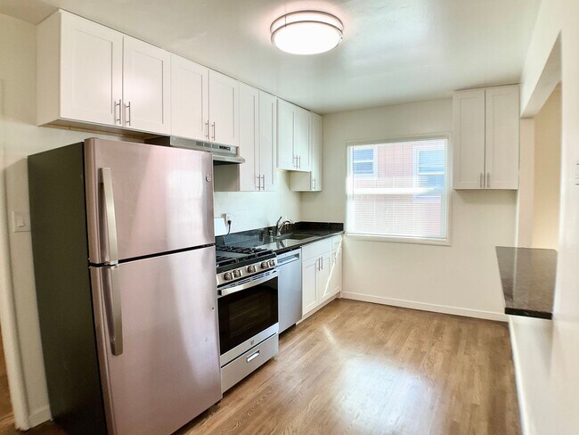 Building Photo - RENOVATED Top Floor. DISHWASHER! ON-SITE LAUNDRY! HARDWOOD!
