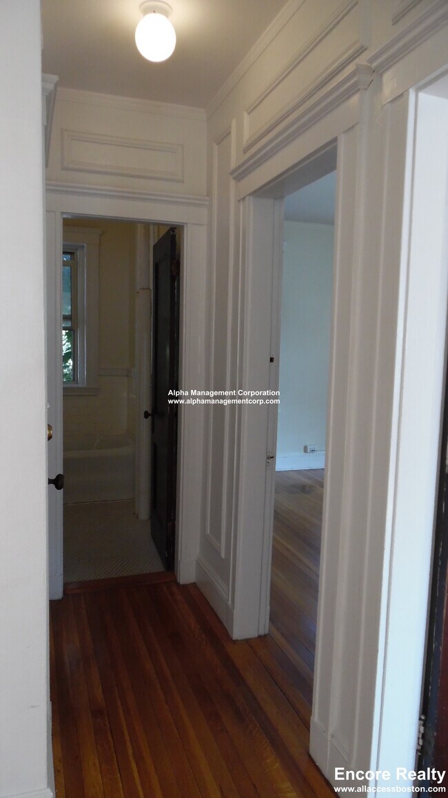 Building Photo - 90 Maple St